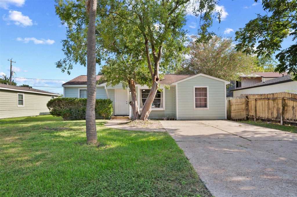 Photo of 7406 Elbridge Lane, Houston, TX 77536 (MLS # 10368227)