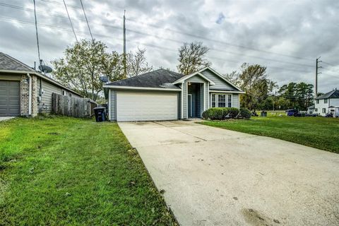 Tiny photo for 406 Woodlake Drive, Houston, TX 77336 (MLS # 17807148)