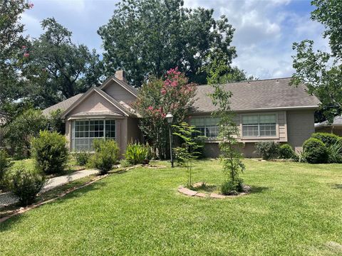 Photo of 12122 Westmere Drive, Houston, TX 77077 (MLS # 93795259)