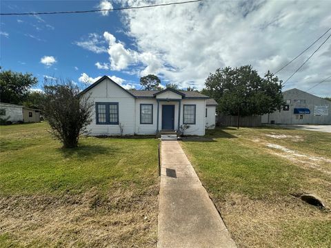Photo of 10715 Hillman Drive, Dickinson, TX 77539 (MLS # 46740344) Photo of 10715 Hillman Drive, Dickinson, TX 77539 (MLS # 46740344)