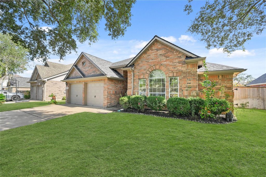 Photo of 1330 Leigh Gardens Drive, Sugar Land, TX 77479 (MLS # 93236239)