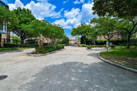Photo of 2255 Braeswood Park Drive #255, Houston, TX 77030 (MLS # 26108141)