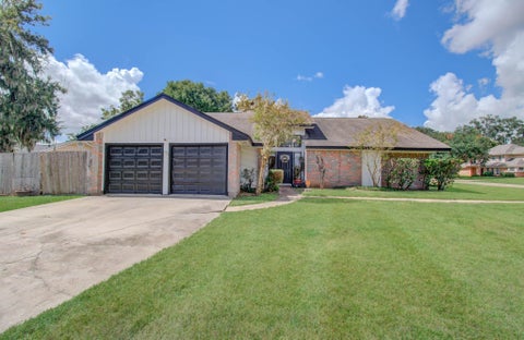 Homes For Sale - 338 Banyan Street<br/> Lake Jackson, TX 77566