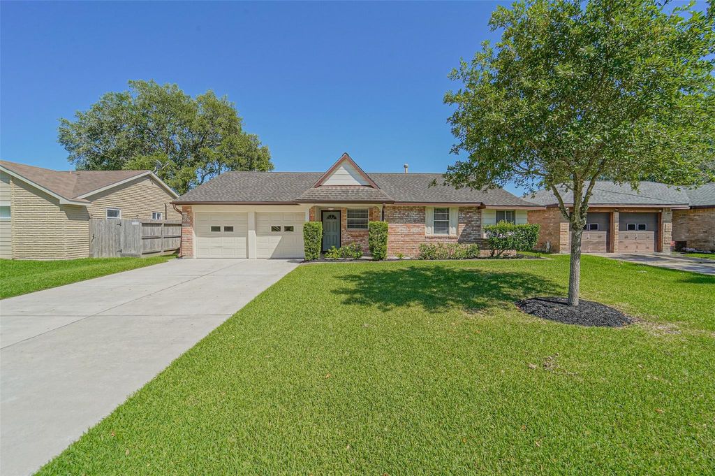 Photo of 407 Stratmore Drive, Friendswood, TX 77546 (MLS # 16501001)