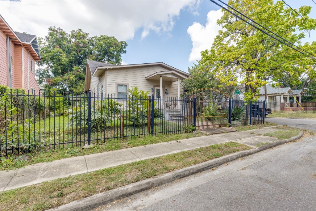 Photo of 3012 Garrow Street, Houston, TX 77003 (MLS # 24686506)