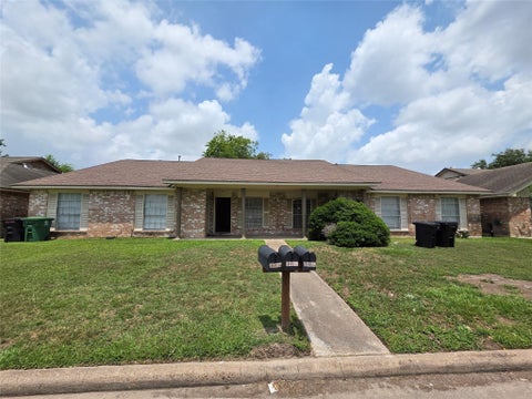 Photo of 12738 Shannon Hills Drive, Houston, TX 77099 (MLS # 70813672)