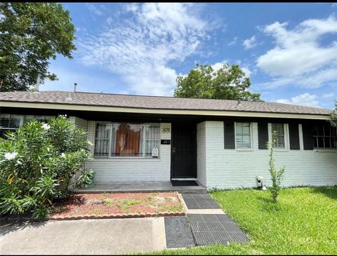 Photo of 4118 Ebbtide Drive Drive, Houston, TX 77045 (MLS # 49155494)