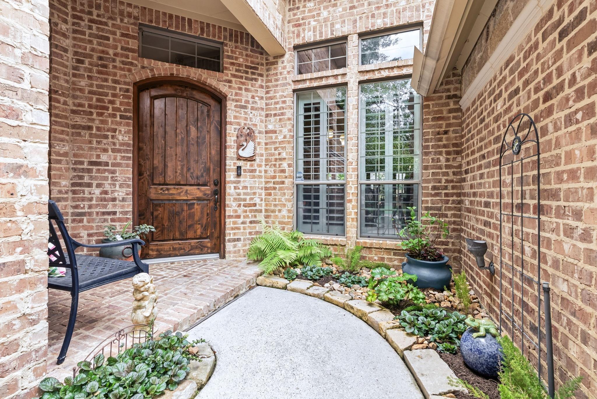 99 N Mews Wood Court