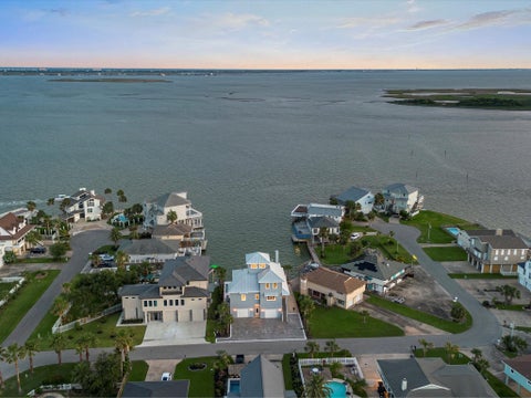 Tiny photo for 1311 Oahu Drive, Tiki Island, TX 77554 (MLS # 13559171)