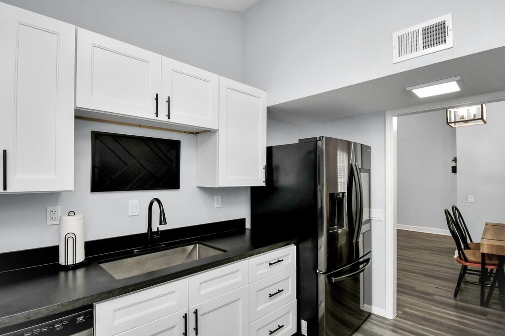 Photo of 9809 Richmond Avenue #B13, Houston, TX 77042 (MLS # 62326490)