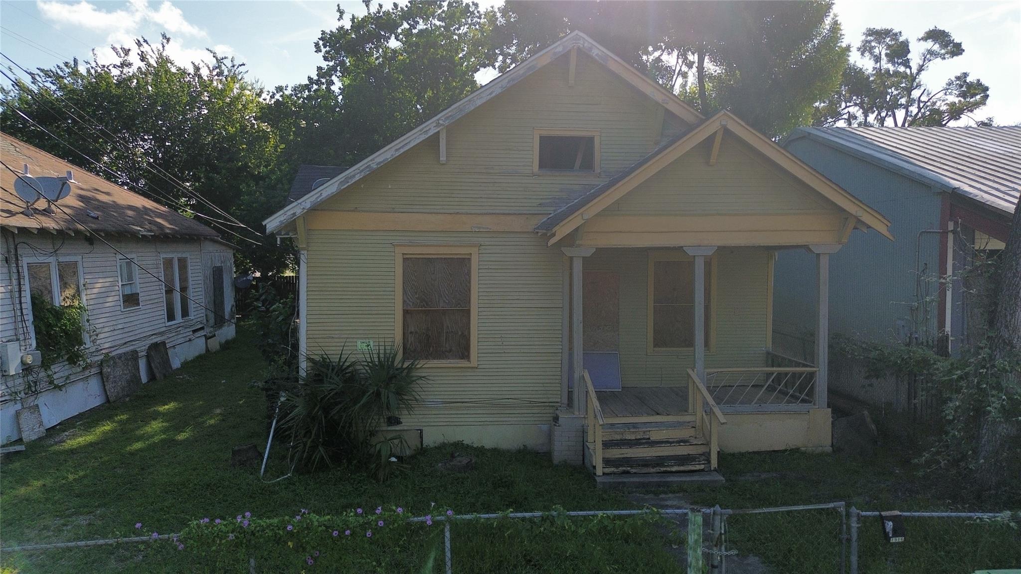 1916 Everett Street