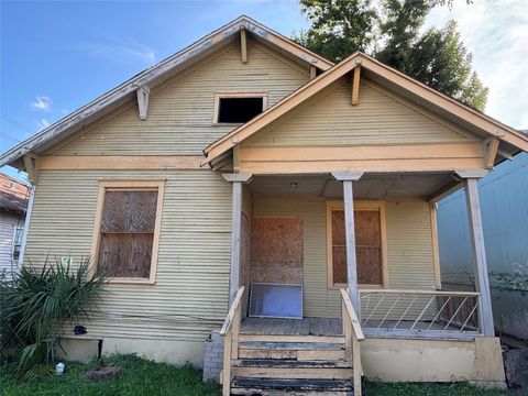 1916 Everett Street Houston TX 77009