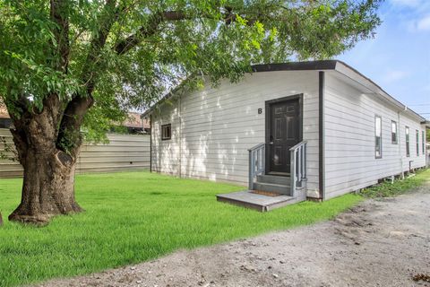 Photo of 405 Medina Street #B, Houston, TX 77012 (MLS # 24434793)
