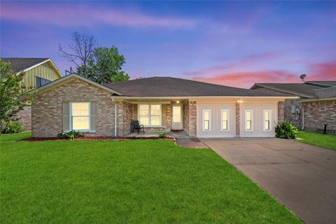 Photo of 12211 Pine Knoll Drive, Houston, TX 77099 (MLS # 3880187)
