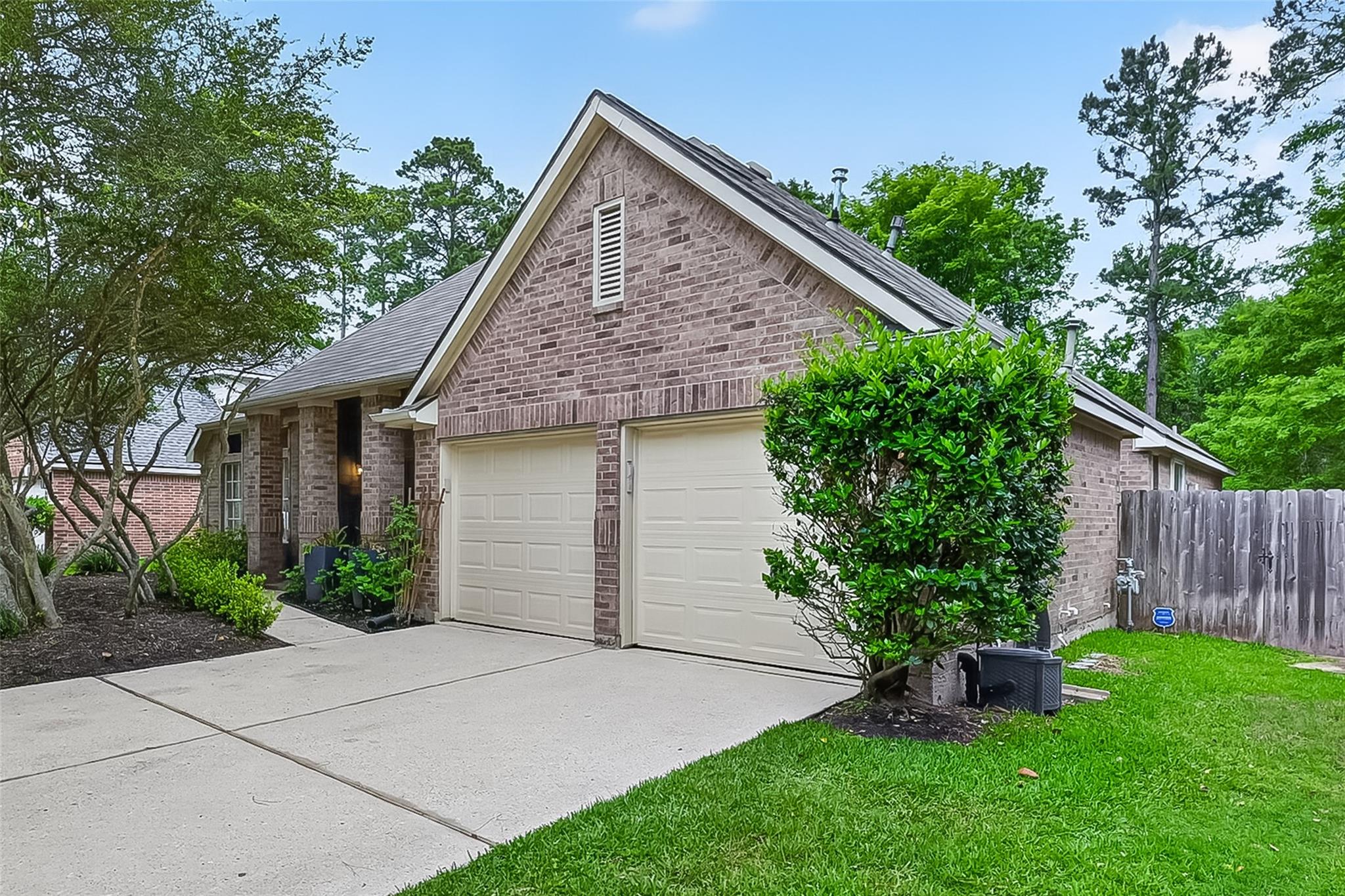 46 E Hobbit Glen Drive