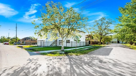 Photo of 1301 Diez Street #4, Houston, TX 77023 (MLS # 92581323)