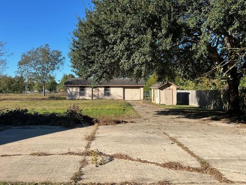Photo of 1005 Redberry Hill Road, Baytown, TX 77521 (MLS # 17297609)