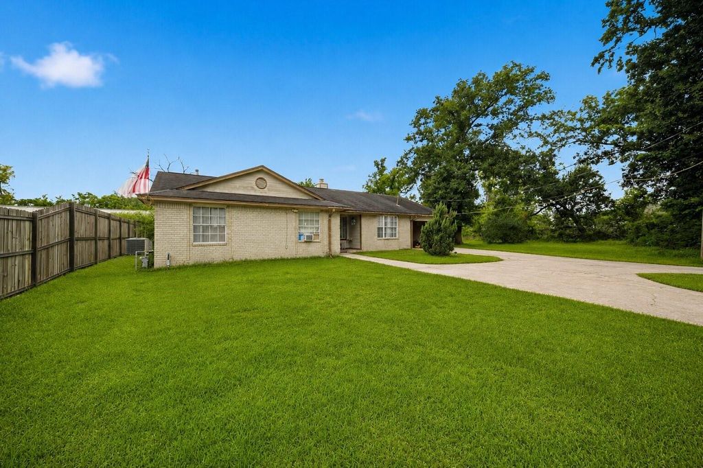 Photo of 4606 Terrell Street, Houston, TX 77093 (MLS # 88440570)