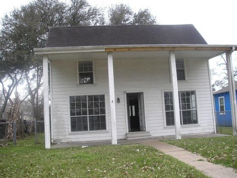 Homes For Sale - 809 8th Avenue<br/> Texas City, TX 77590