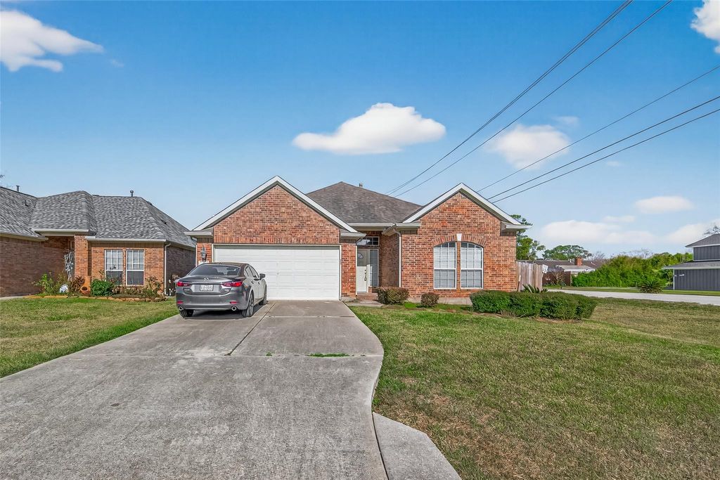 Photo of 71 N Forrest Avenue, La Porte, TX 77571 (MLS # 96575207)