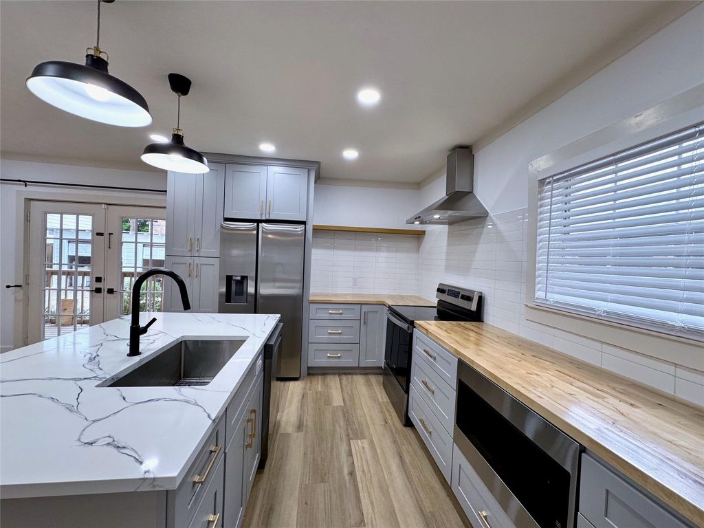 Photo of 1912 Mcduffie St, Houston, TX 77019 (MLS # 59994280)