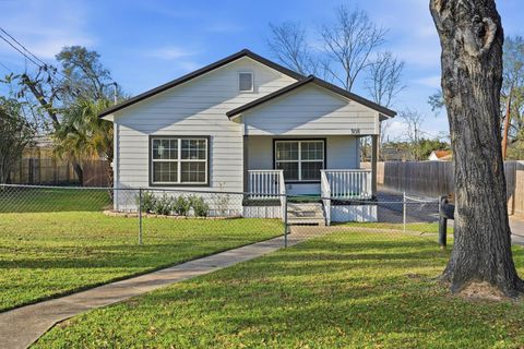 Photo of 308 E Phillips Street, Conroe, TX 77301 (MLS # 20717937)