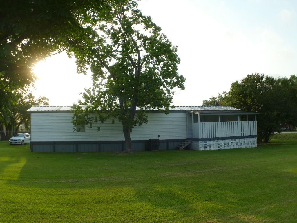 Photo of 1615 E Wallisville Road, Highlands, TX 77562 (MLS # 96759693)