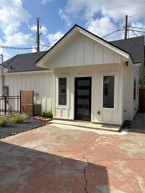 Photo of 405 E Mulberry Street #B, Angleton, TX 77515 (MLS # 20571809)