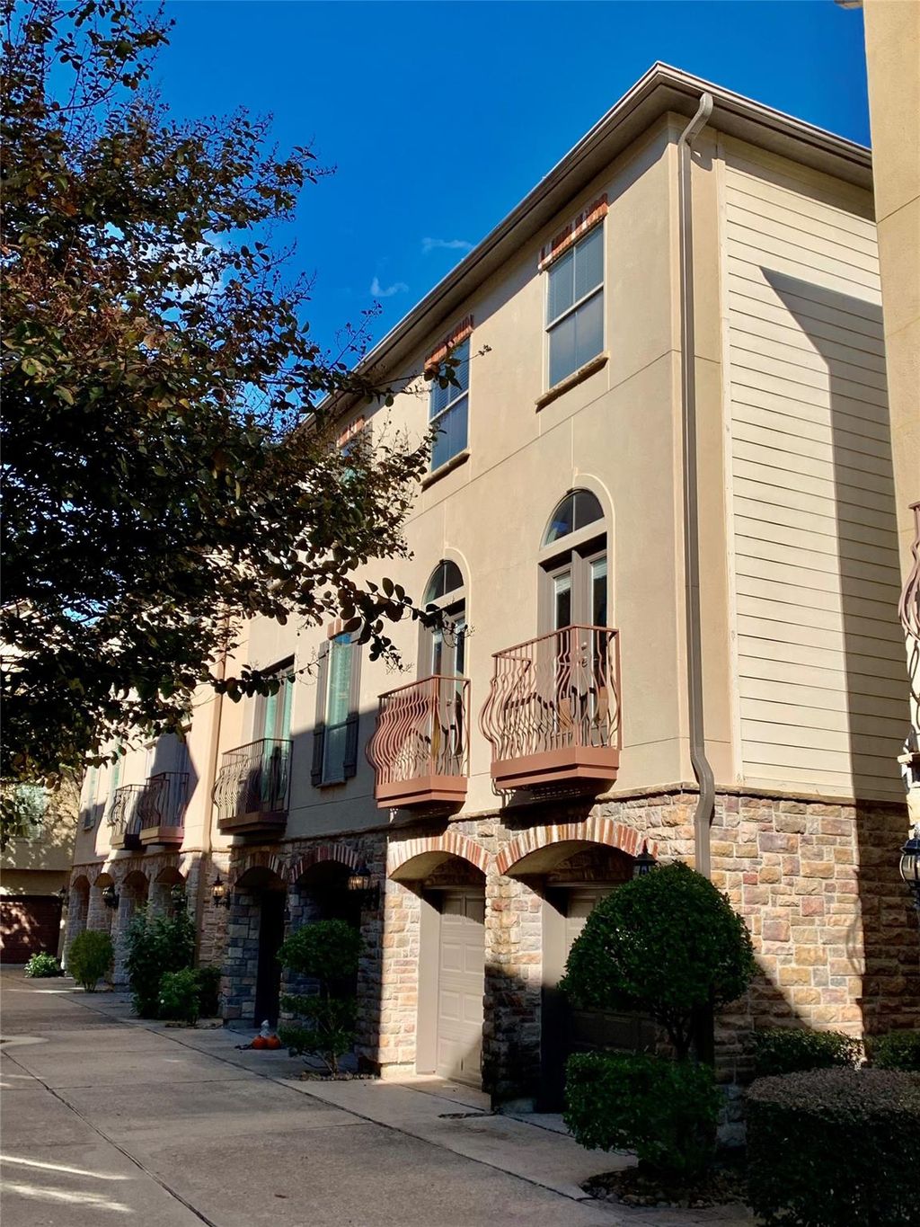 Photo of 542 Bomar Street, Houston, TX 77006 (MLS # 35613873)