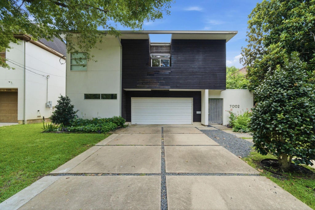 Photo of 7002 Newcastle Street, Bellaire, TX 77401 (MLS # 34663552)