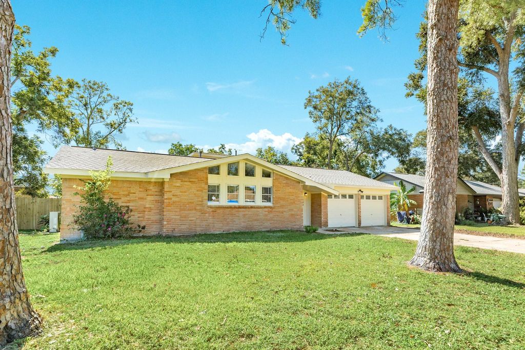 Photo of 124 Sage Street, Lake Jackson, TX 77566 (MLS # 1041755)