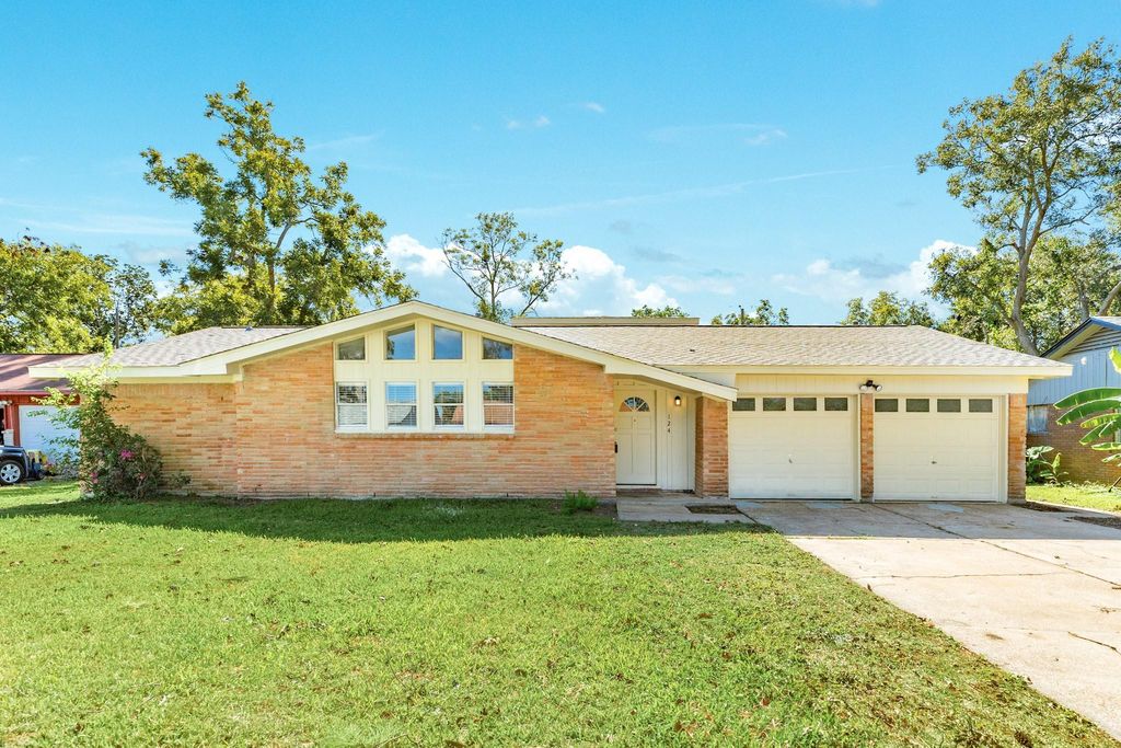 Photo of 124 Sage Street, Lake Jackson, TX 77566 (MLS # 1041755)