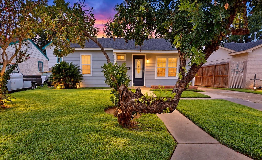 Photo of 607 W Park Street, Sugar Land, TX 77498 (MLS # 31449463)