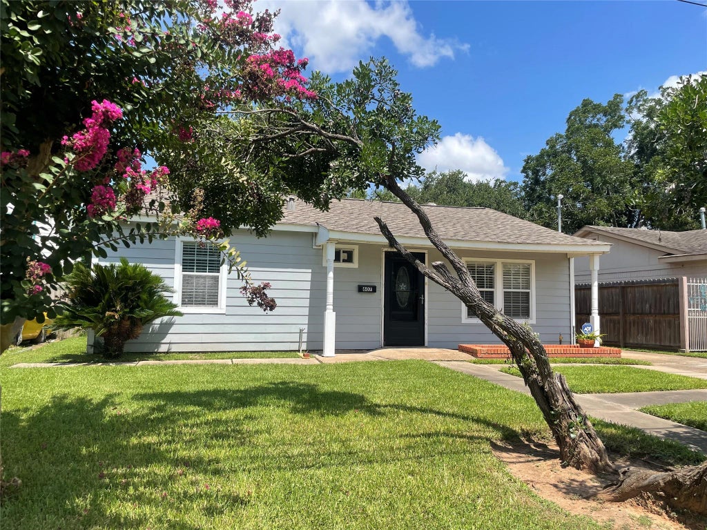Photo of 607 W Park Street, Sugar Land, TX 77498 (MLS # 31449463)