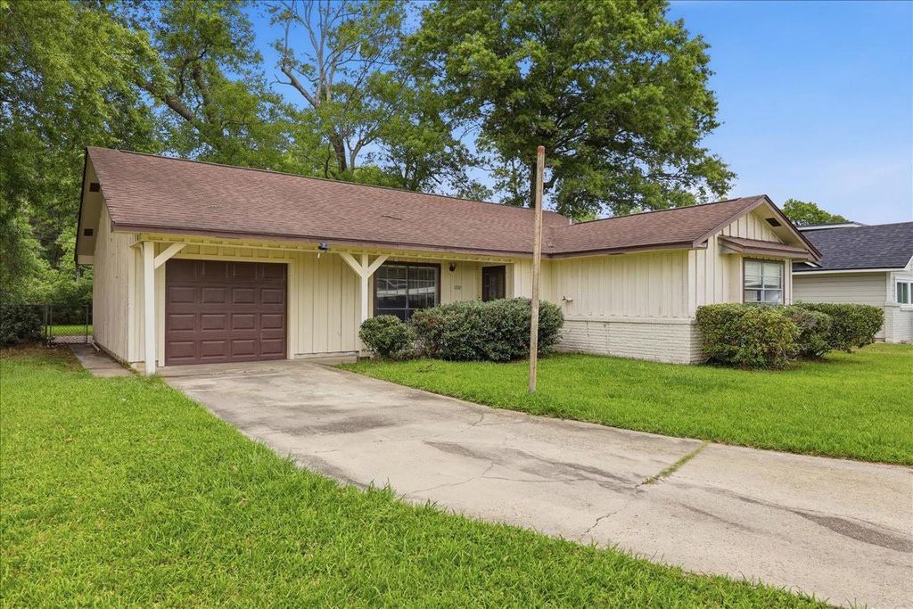 Photo of 1732 Greenbriar Avenue, Orange, TX 77632 (MLS # 40415202)