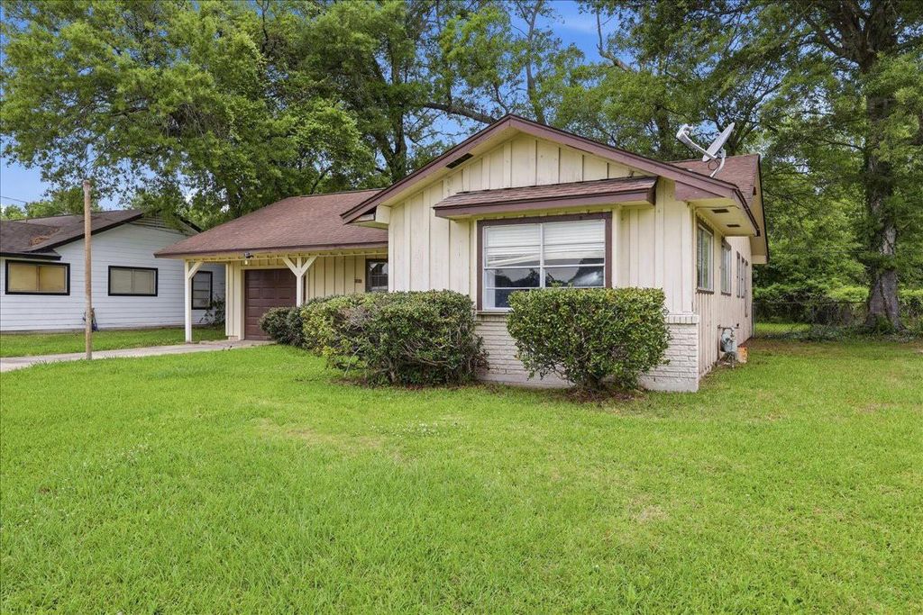 Photo of 1732 Greenbriar Avenue, Orange, TX 77632 (MLS # 40415202)