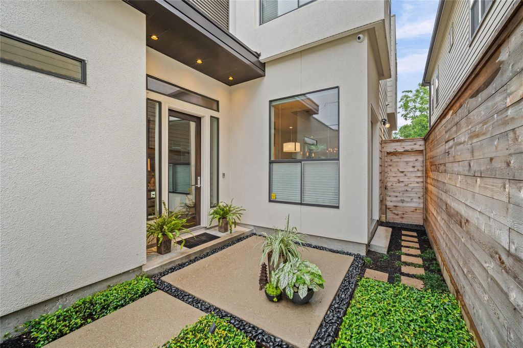 Photo of 908 East 23rd ST, Houston, TX 77009 (MLS # 39580762)
