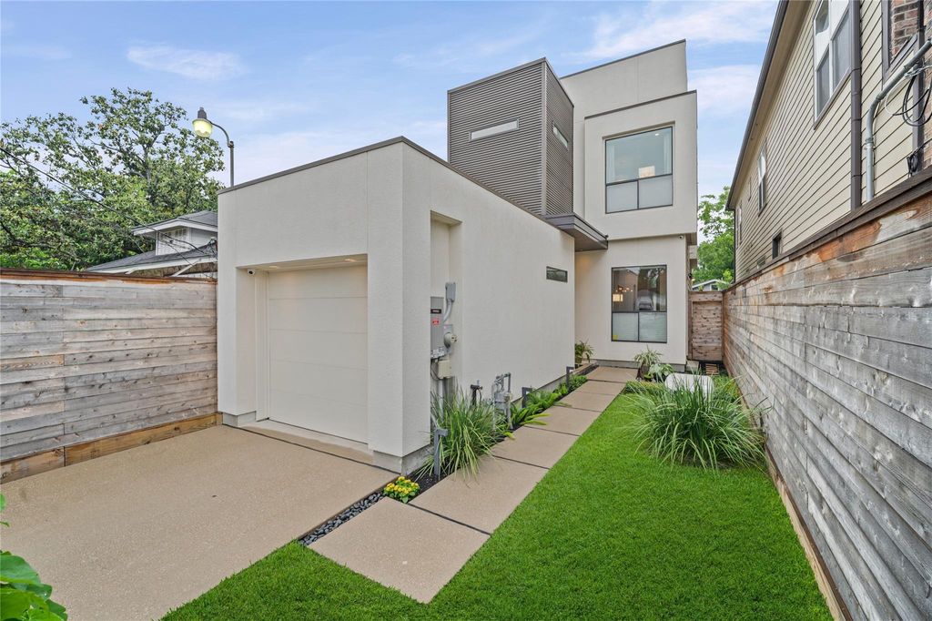 Photo of 908 East 23rd ST, Houston, TX 77009 (MLS # 39580762)