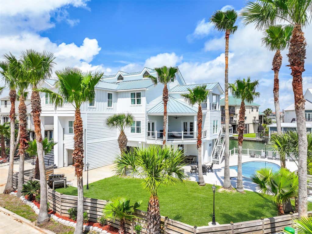 Photo of 1614 Castaway Street, Tiki Island, TX 77554 (MLS # 2175521)