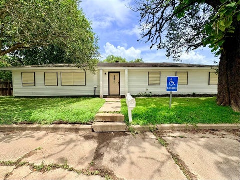 Photo of 217 S 17th Street, West Columbia, TX 77486 (MLS # 81424608)