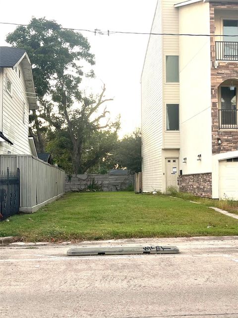 Photo of 1811 Elysian Street, Houston, TX 77026 (MLS # 25879690)