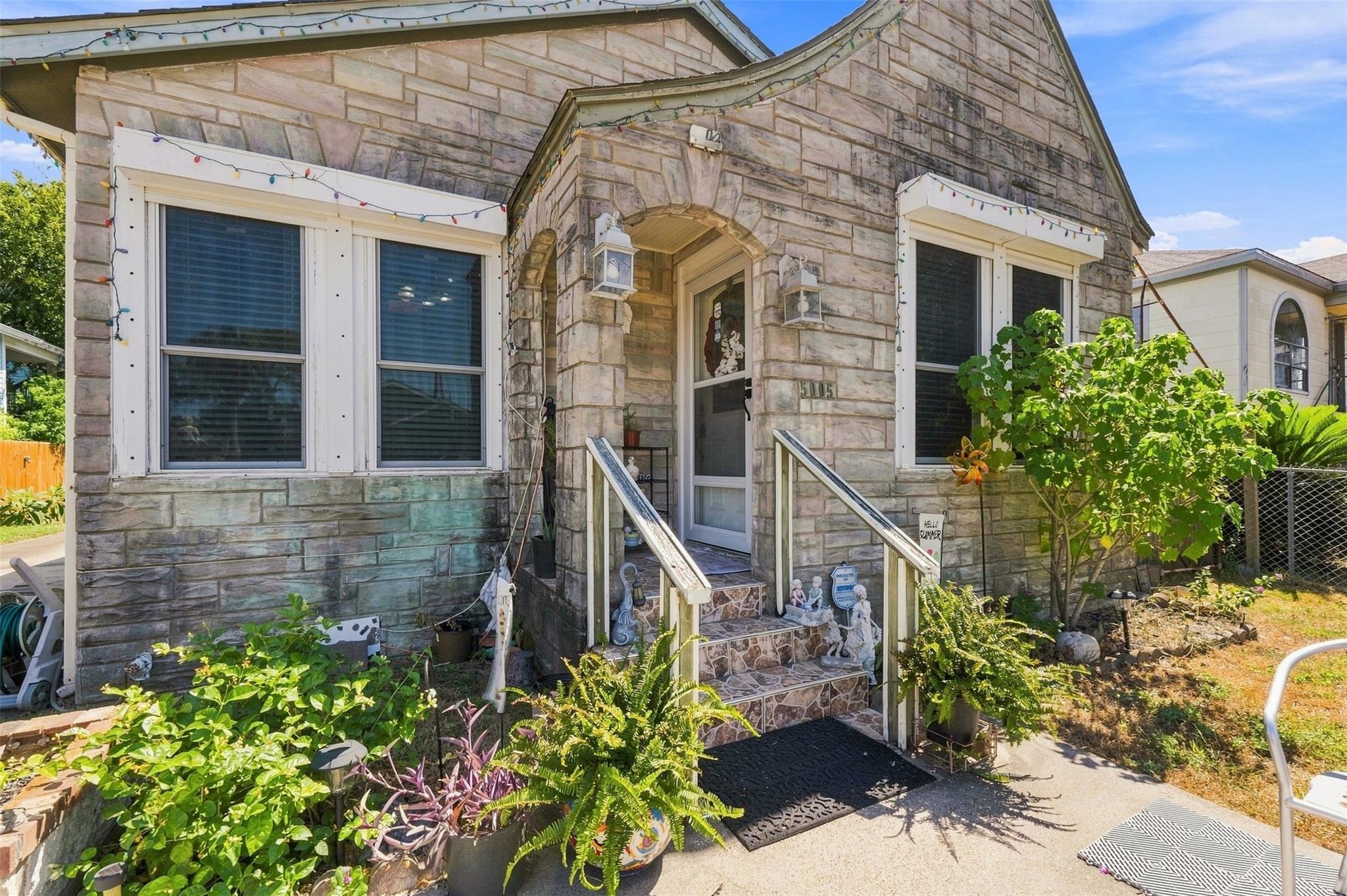 5005 Avenue O 1/2