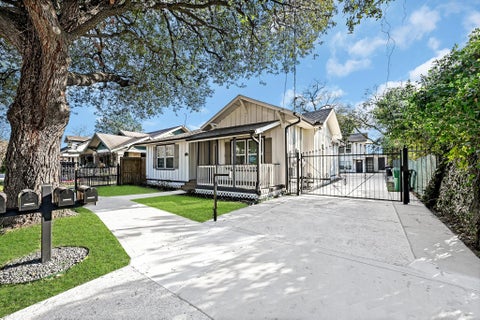 Photo of 311 Clifton Street #B, Houston, TX 77011 (MLS # 86302821)