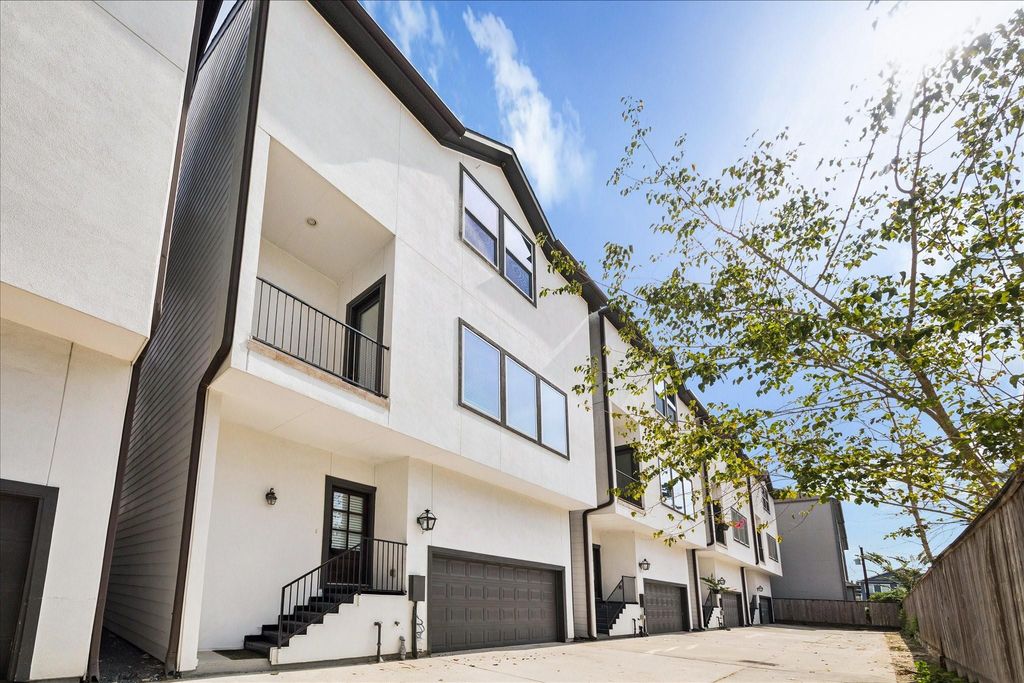 Photo of 1546 W 23rd Street, Houston, TX 77008 (MLS # 67714419)