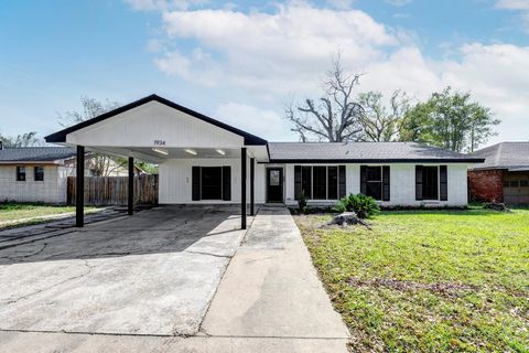 Photo of 1934 Woodvine Drive, Houston, TX 77055 (MLS # 17655746)