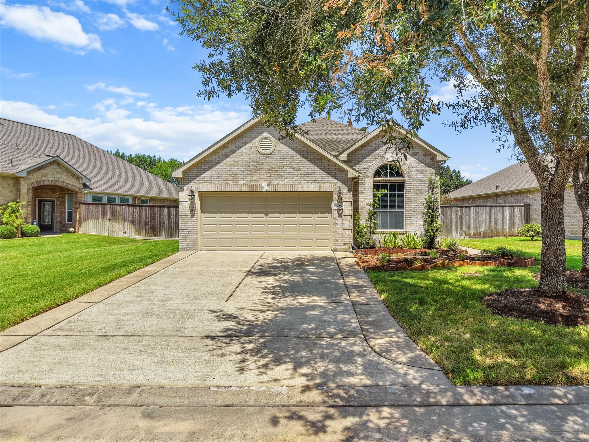 1225 N Riviera Circle