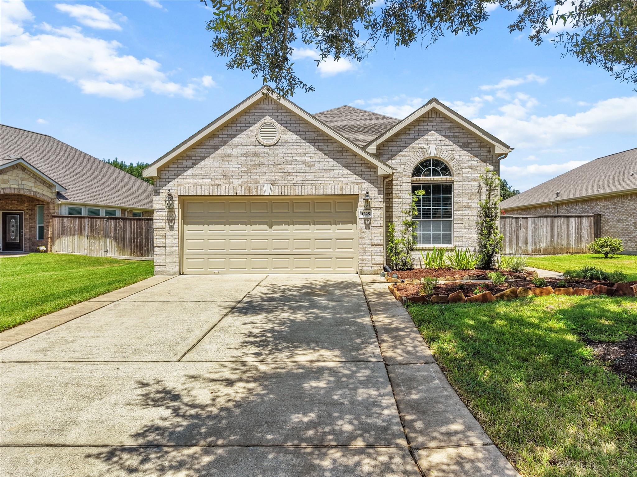 1225 N Riviera Circle