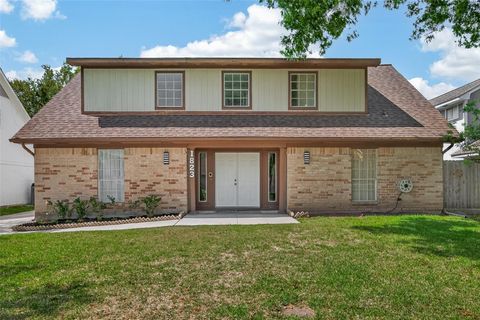 Photo of 1823 Pinewood Court, Sugar Land, TX 77498 (MLS # 38544673)