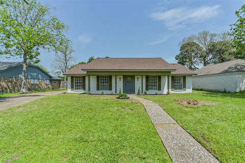 Photo of 306 Red Bud Lane, Baytown, TX 77520 (MLS # 91109636)