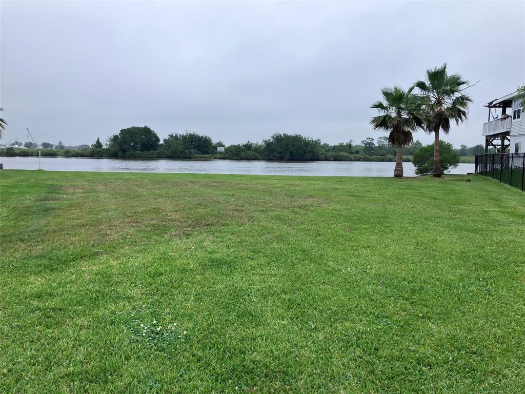 Photo of 4408 Island Drive, Dickinson, TX 77539 (MLS # 42024471)